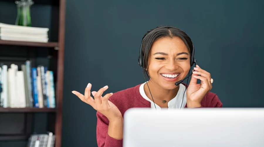 Call center agent using outbound call center software to manage customer calls.
